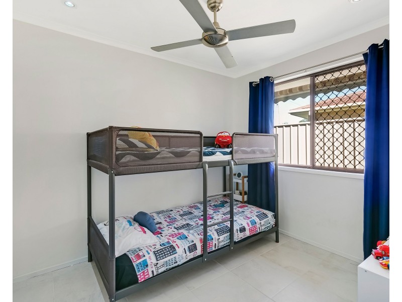 2/2 Senate Street, Labrador QLD 4215