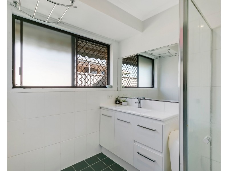 2/2 Senate Street, Labrador QLD 4215