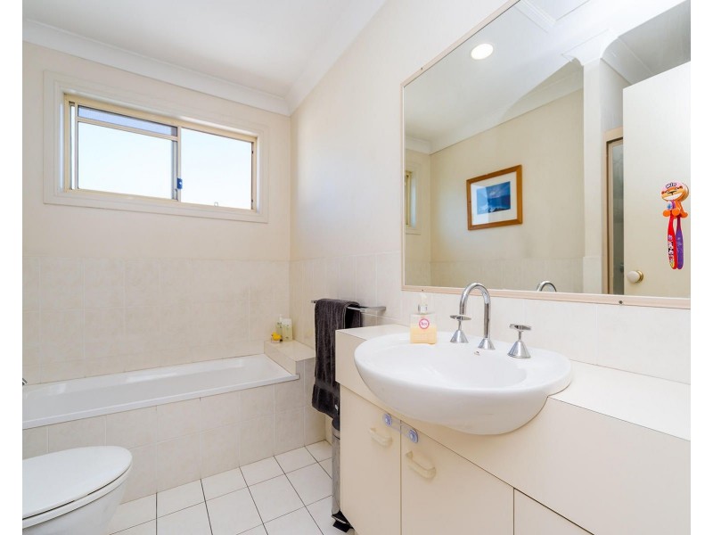 1/23 Deakin Avenue, Southport QLD 4215