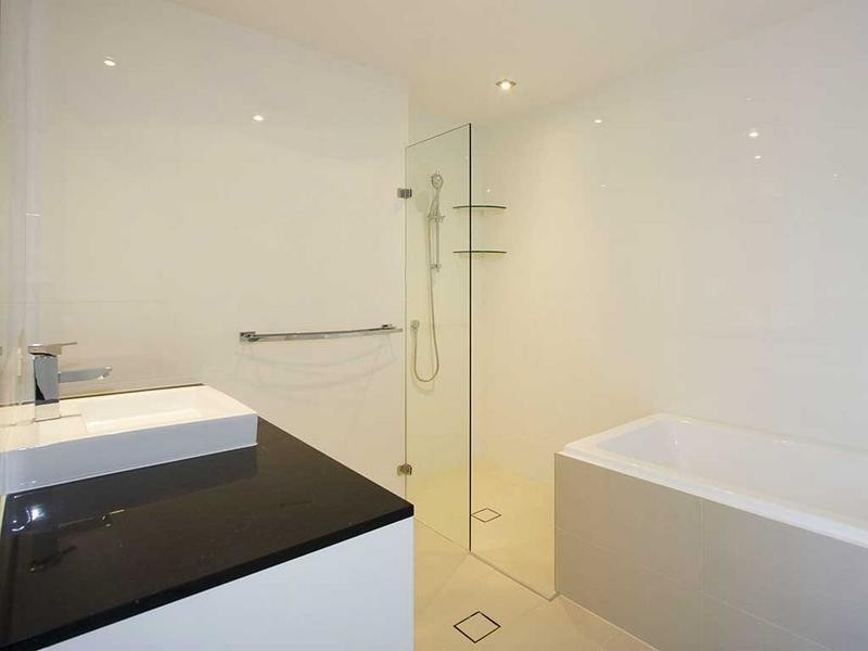 83 Pohlman Street, Southport QLD 4215