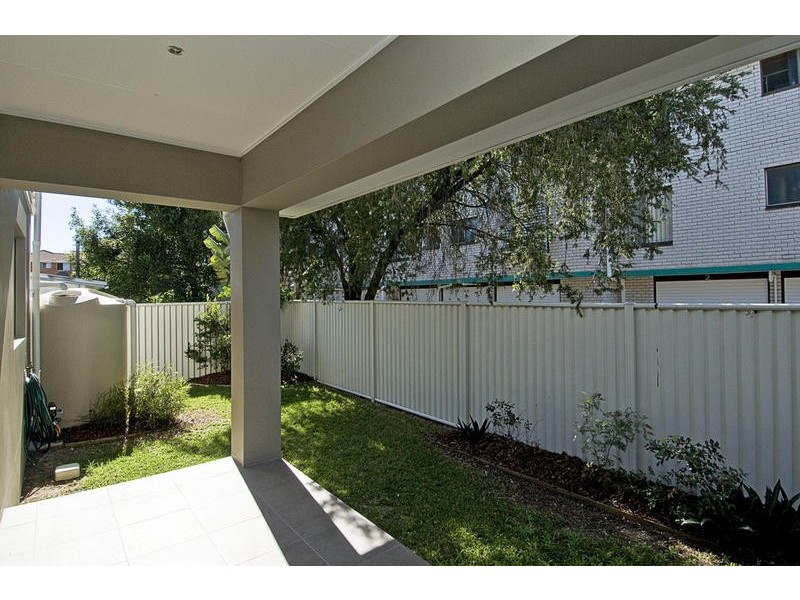 2 Imperial 31. 31 Imperial Parade, Labrador QLD 4215