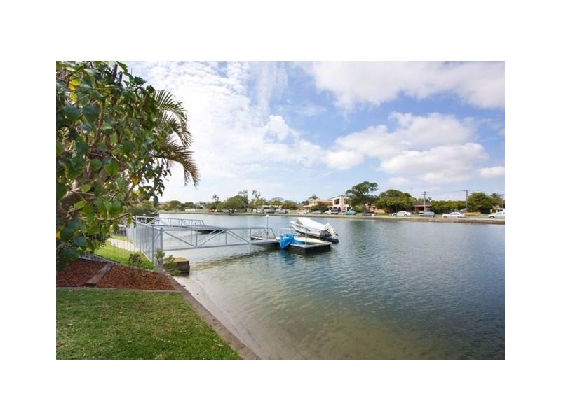 2 Vaggelas. 16 Vaggelas Crescent, Biggera Waters QLD 4216