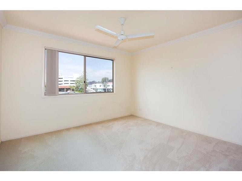 2 Vaggelas. 16 Vaggelas Crescent, Biggera Waters QLD 4216