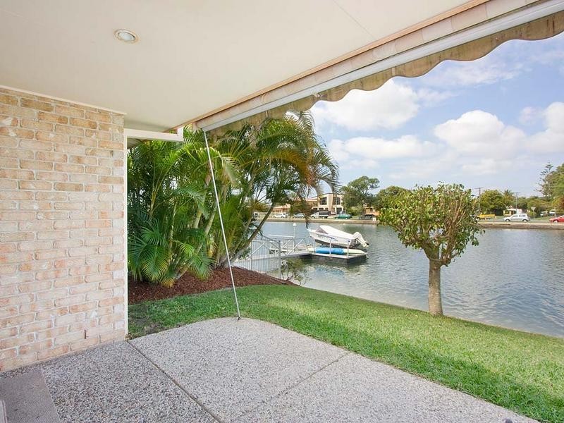 2 Vaggelas. 16 Vaggelas Crescent, Biggera Waters QLD 4216