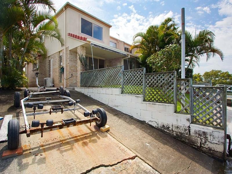 2 Vaggelas. 16 Vaggelas Crescent, Biggera Waters QLD 4216