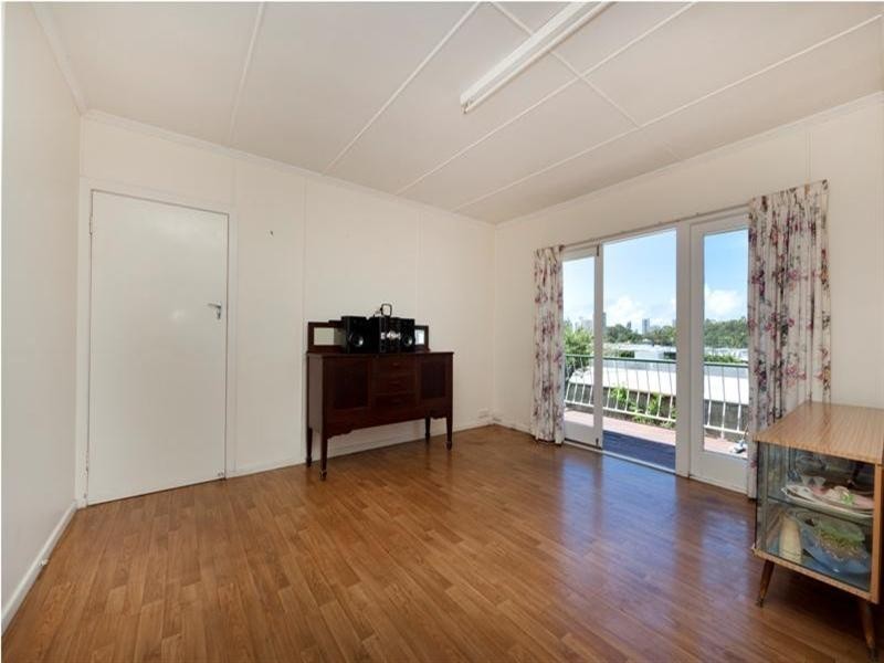 37 Brolga Avenue, Southport QLD 4215