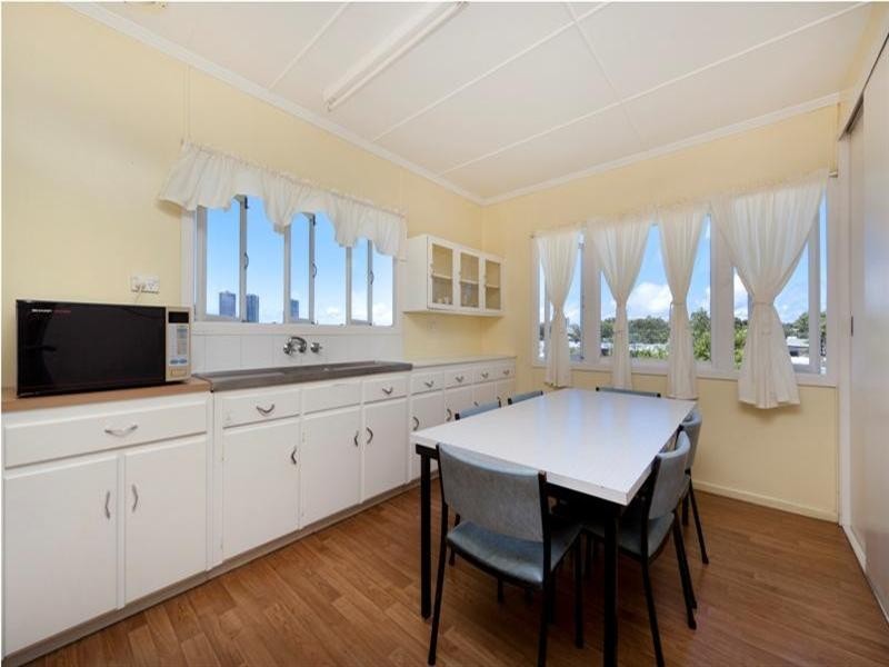 37 Brolga Avenue, Southport QLD 4215