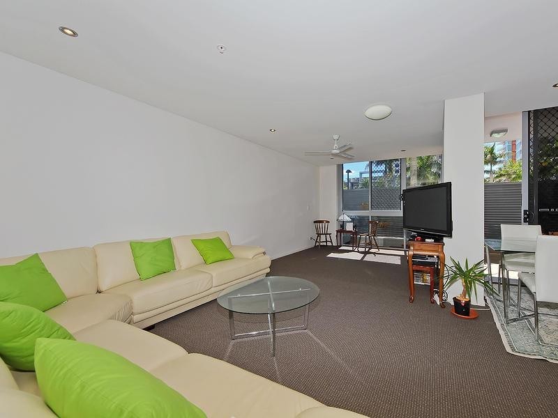 4 Como Crescent, Southport QLD 4215