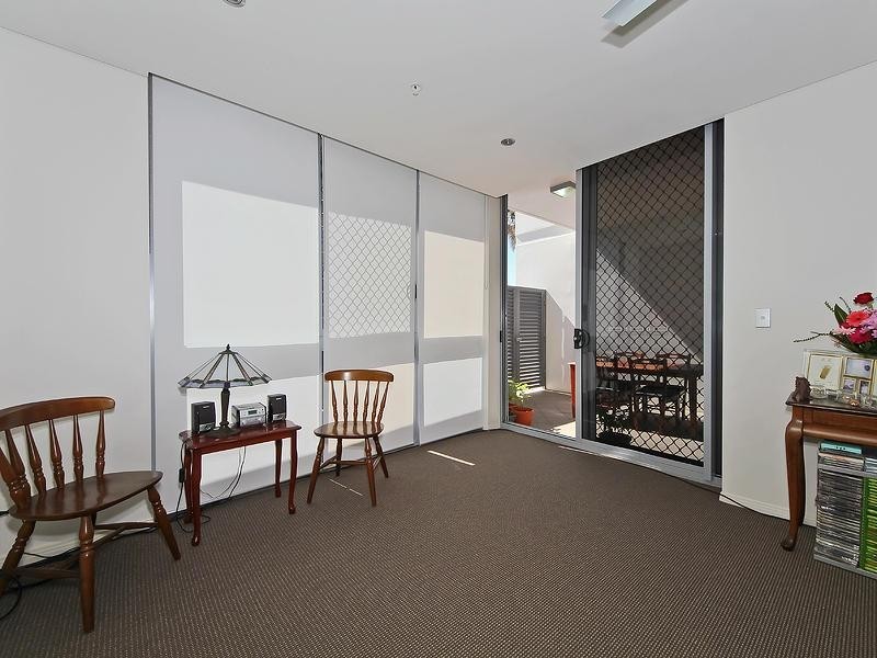 4 Como Crescent, Southport QLD 4215