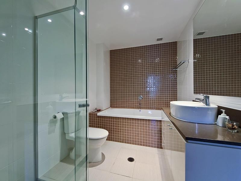 4 Como Crescent, Southport QLD 4215