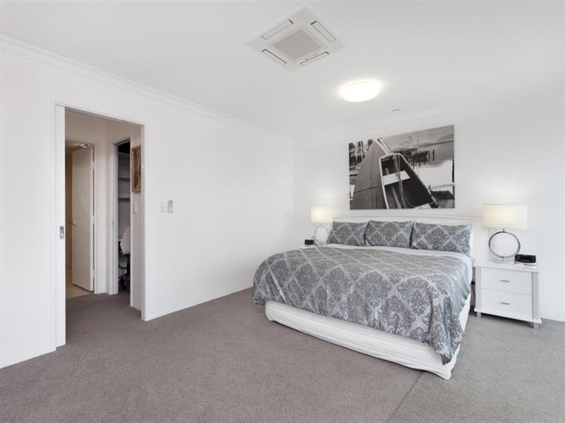 75 Brighton Parade, Southport QLD 4215