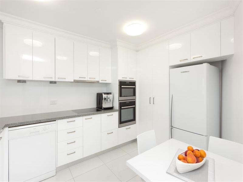 75 Brighton Parade, Southport QLD 4215