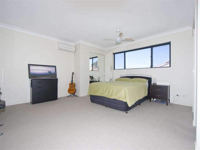 392 Marine Parade, Labrador QLD 4215