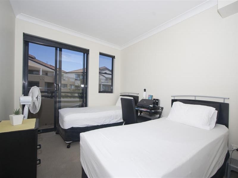 392 Marine Parade, Labrador QLD 4215