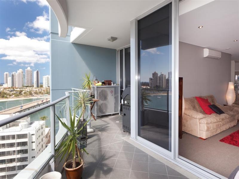 4 Como Crescent, Southport QLD 4215