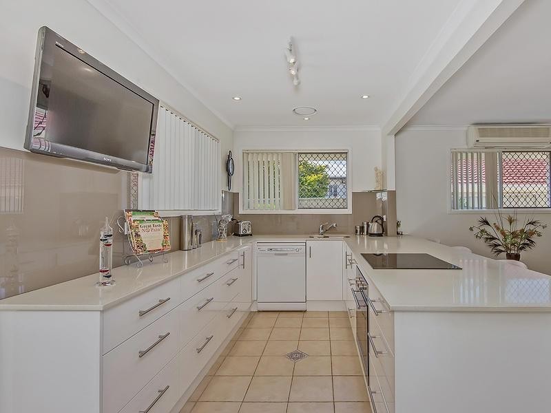 51 Brolga Avenue, Southport QLD 4215