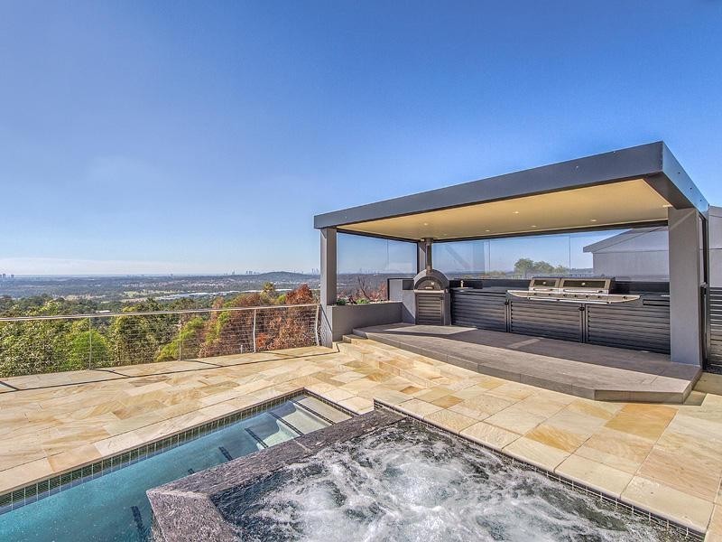 10 Zenith Crescent, Pacific Pines QLD 4211