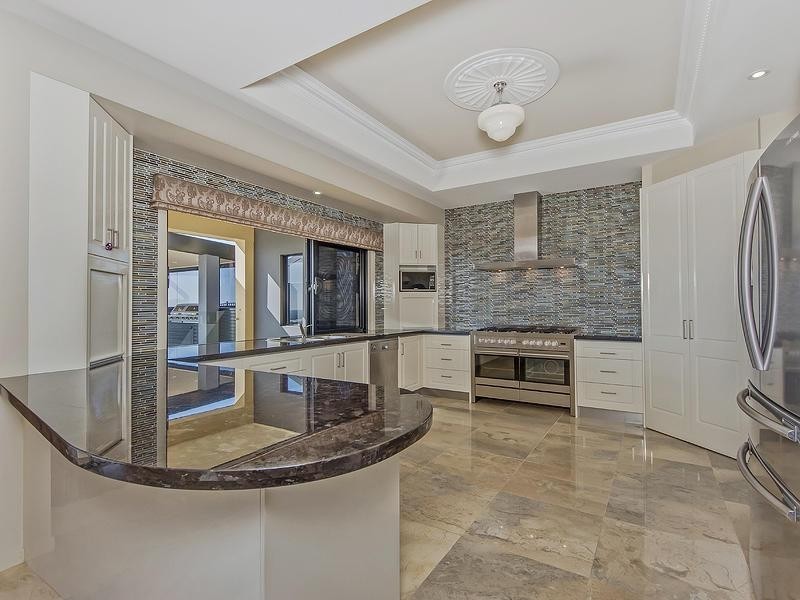 10 Zenith Crescent, Pacific Pines QLD 4211