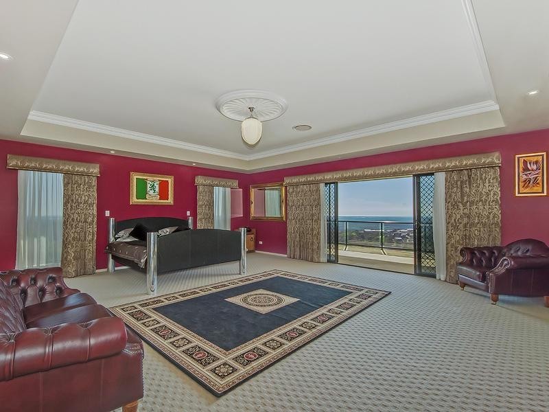 10 Zenith Crescent, Pacific Pines QLD 4211