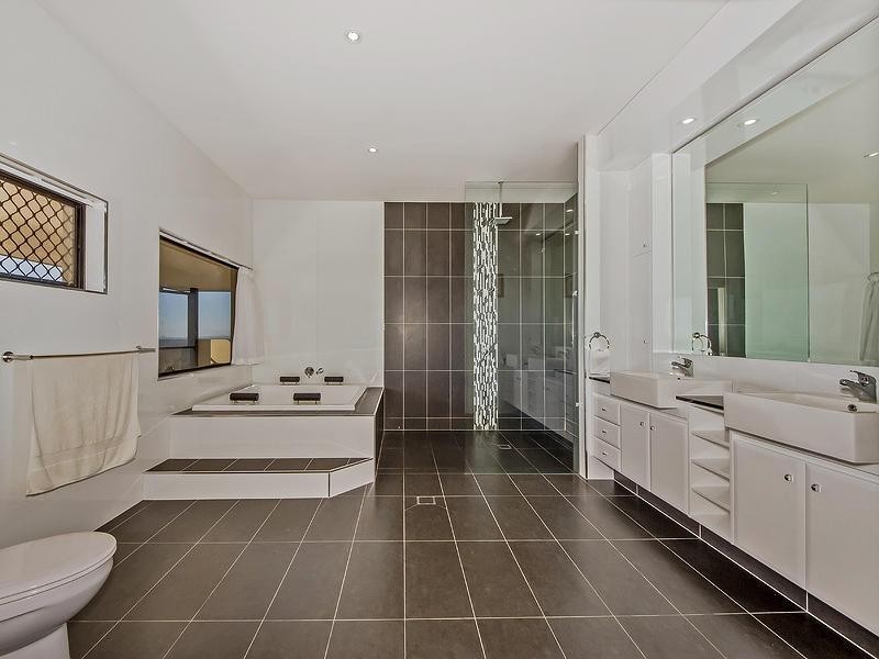 10 Zenith Crescent, Pacific Pines QLD 4211