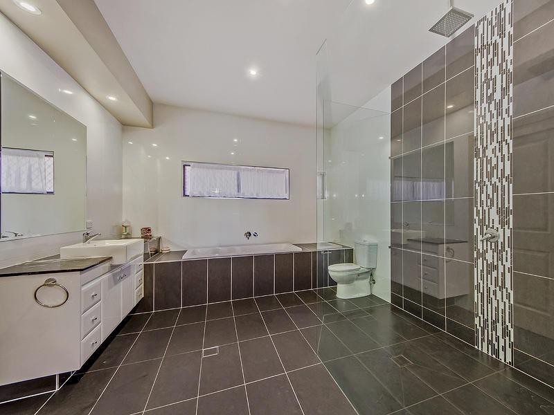 10 Zenith Crescent, Pacific Pines QLD 4211