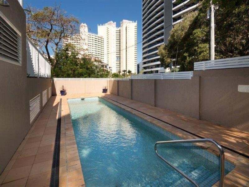 2 19 Heath Street, Southport QLD 4215