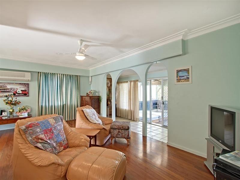17 Ashbourne Terrace, Biggera Waters QLD 4216