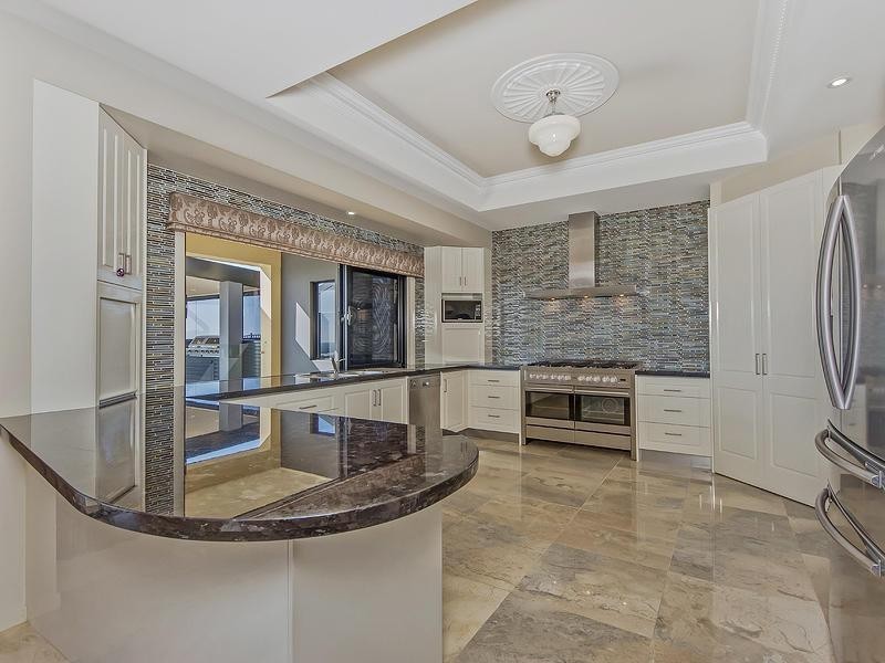 10 Zenith Crescent, Pacific Pines QLD 4211