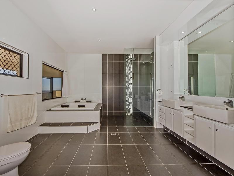 10 Zenith Crescent, Pacific Pines QLD 4211