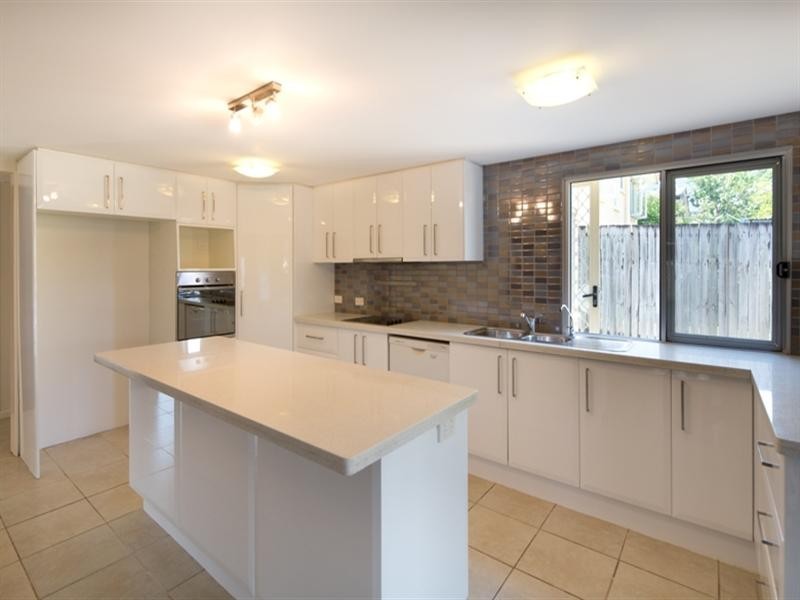 12 Fox Avenue, Southport QLD 4215