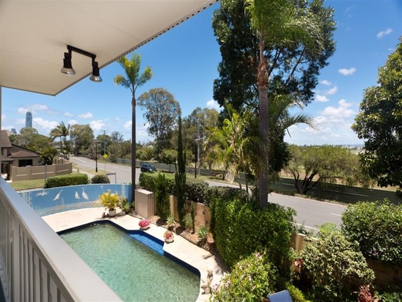 2 Daimler Drive, Bundall QLD 4217
