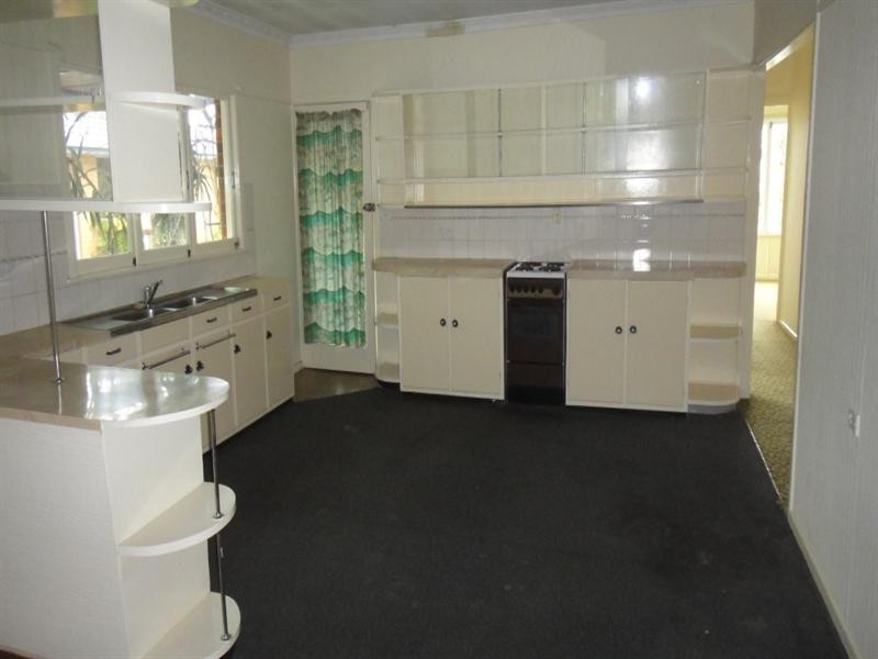 6 Vernon Avenue, Labrador QLD 4215