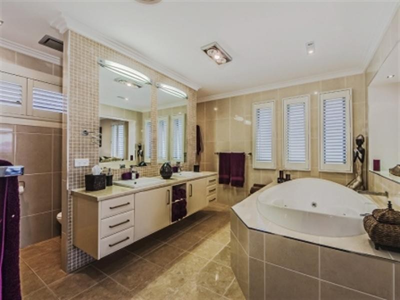 1 Zenith Crescent, Pacific Pines QLD 4211