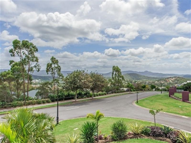 1 Zenith Crescent, Pacific Pines QLD 4211