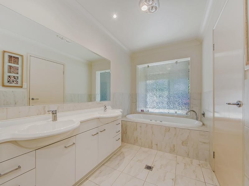 4 Riverbank Court, Ashmore QLD 4214