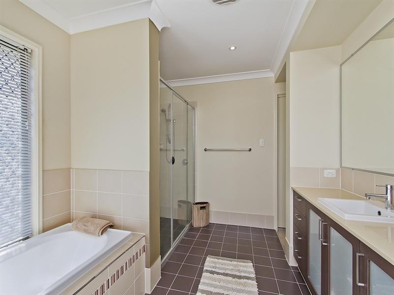 5 Hallmark Court, Ashmore QLD 4214