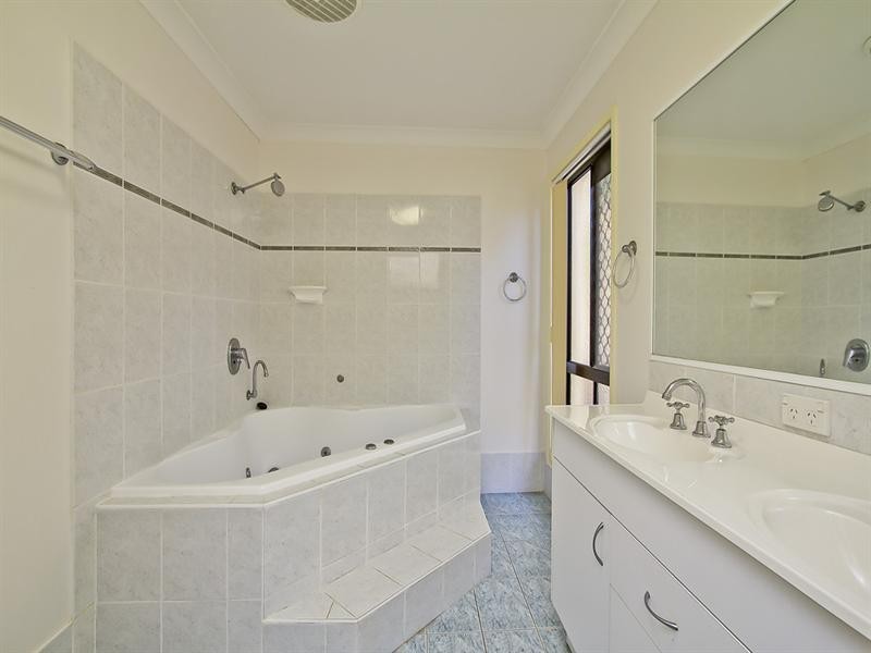 4 Little Hampton Court, Arundel QLD 4214