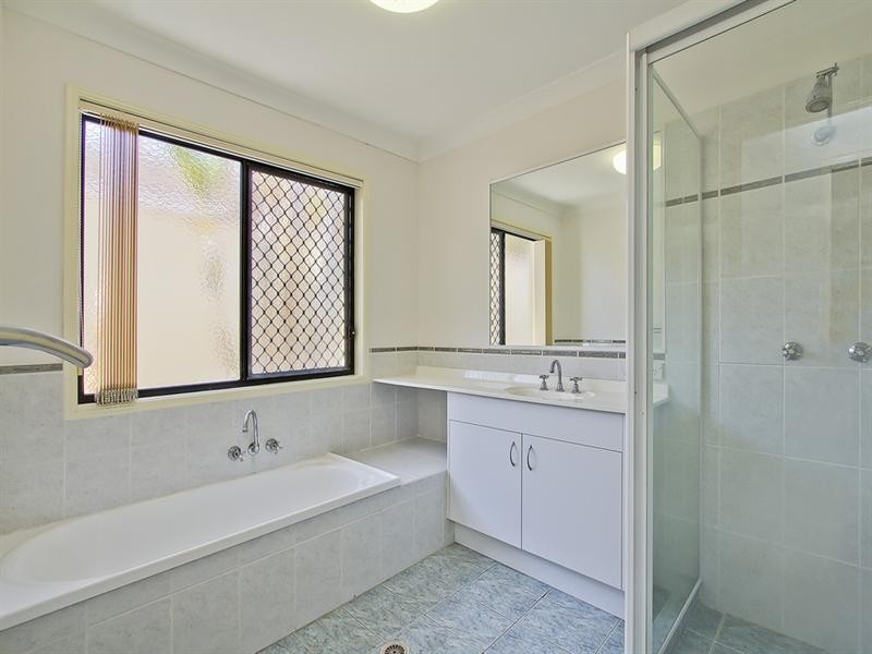 4 Little Hampton Court, Arundel QLD 4214