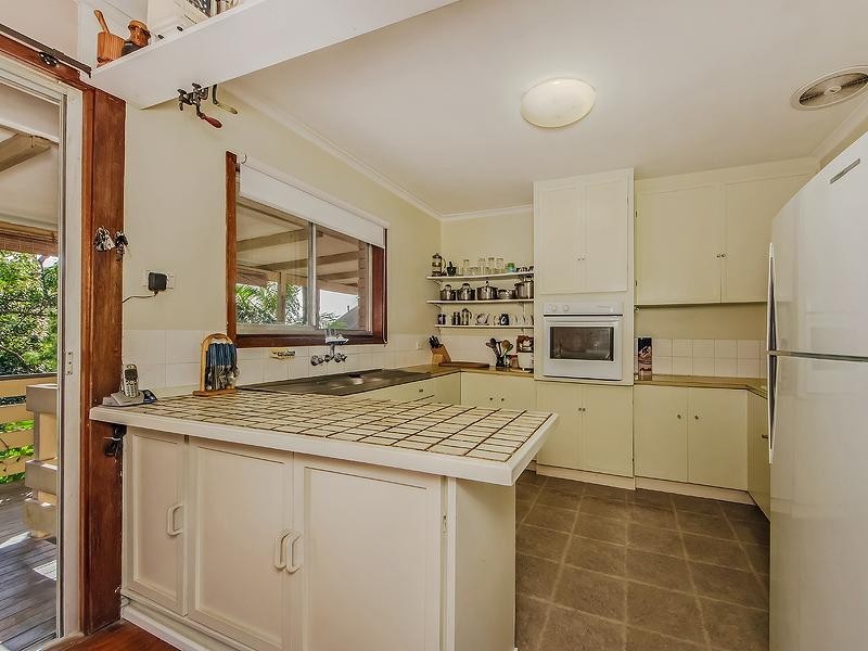 6 Hillview Parade, Ashmore QLD 4214