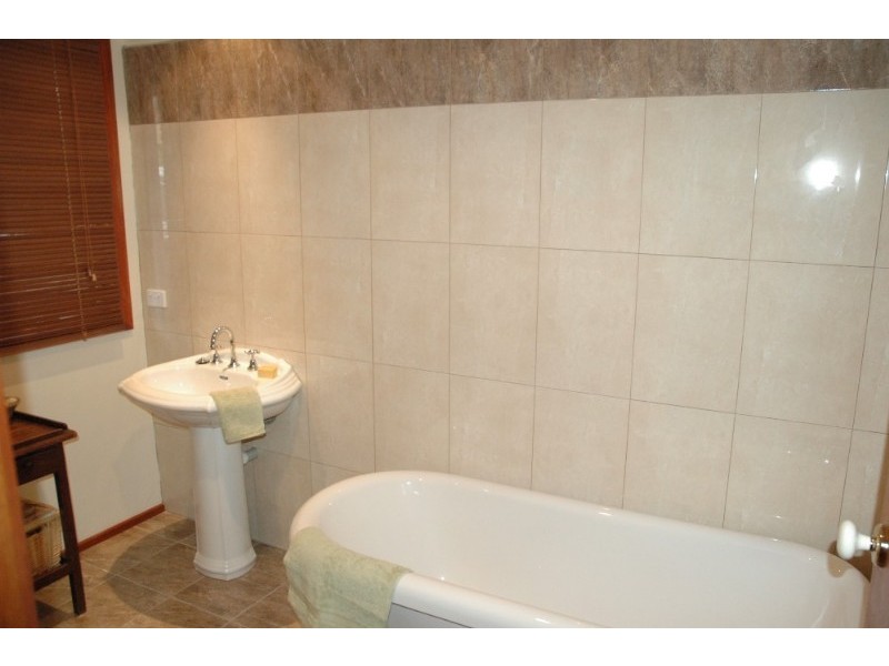 24 Holloway Close, Sunbury VIC 3429