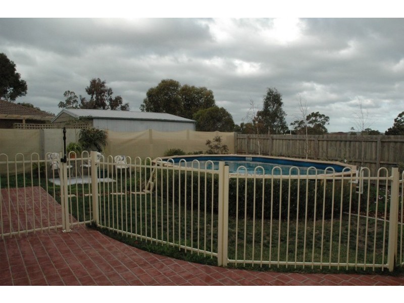 24 Holloway Close, Sunbury VIC 3429