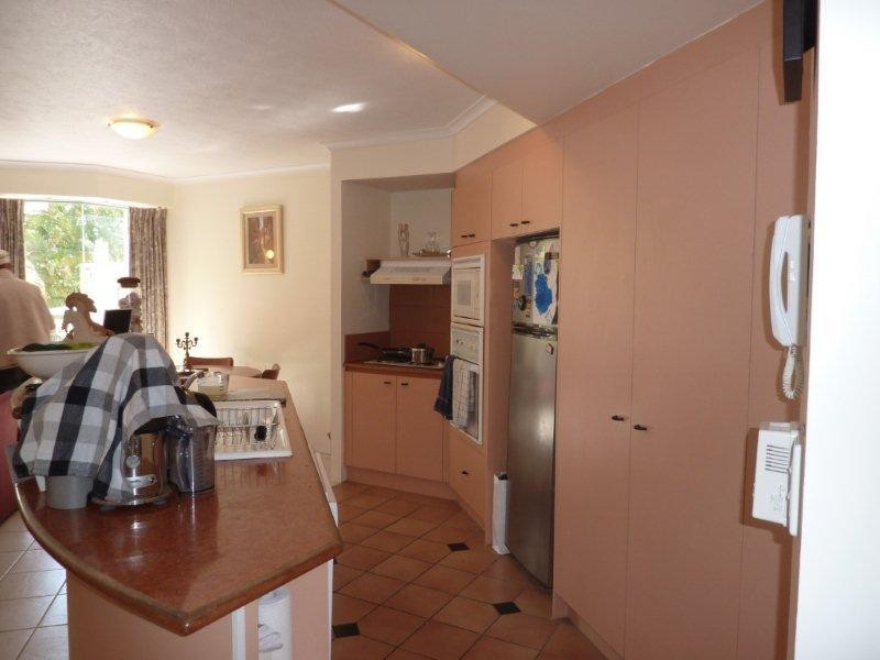 13 Montgomery Avenue, Main Beach QLD 4217