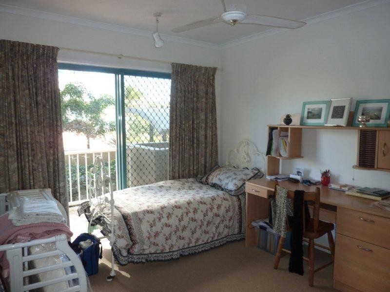 13 Montgomery Avenue, Main Beach QLD 4217