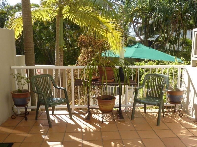 13 Montgomery Avenue, Main Beach QLD 4217