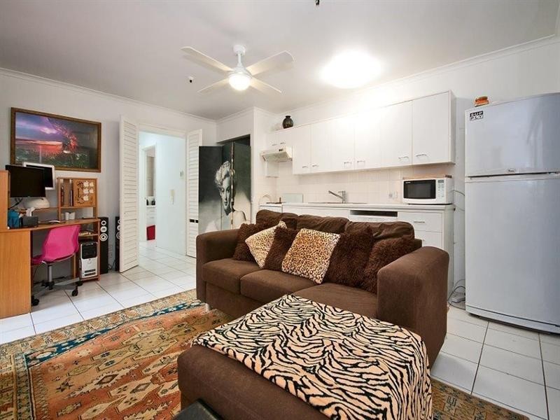 47 Cronin Avenue, Main Beach QLD 4217