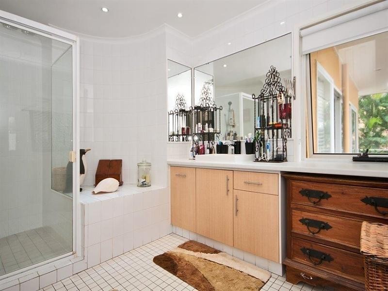 47 Cronin Avenue, Main Beach QLD 4217