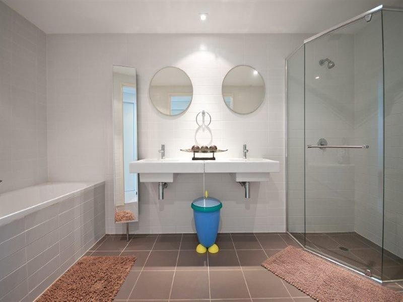 6 Tarcoola Crescent, Chevron Island QLD 4217