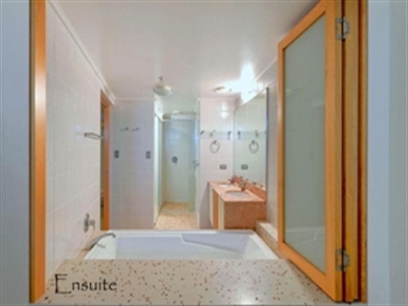 1 Lennie Avenue, Main Beach QLD 4217