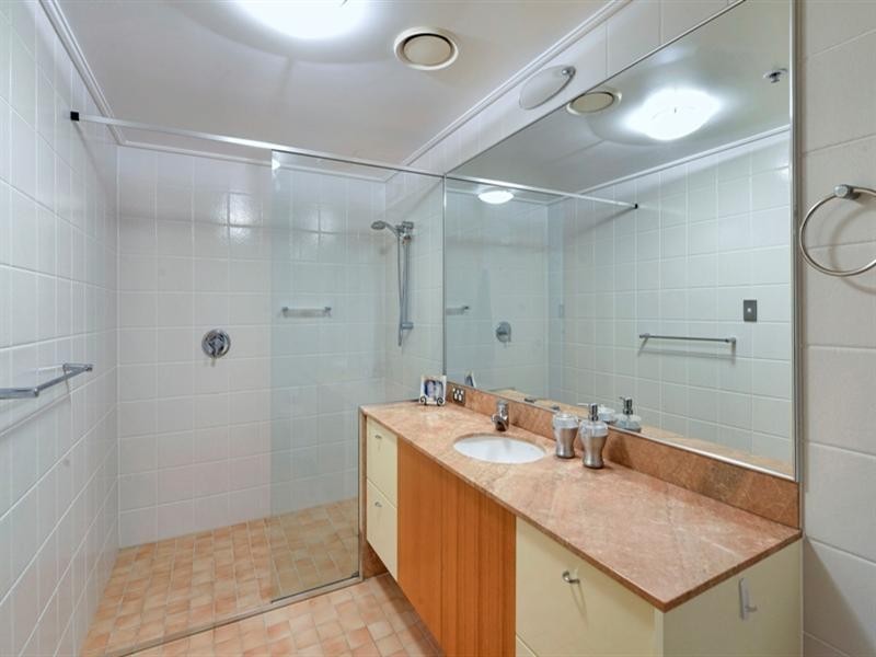 1 Lennie Avenue, Main Beach QLD 4217