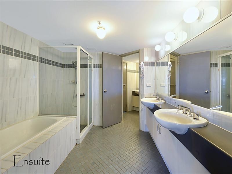 15 Victoria Avenue, Broadbeach QLD 4218